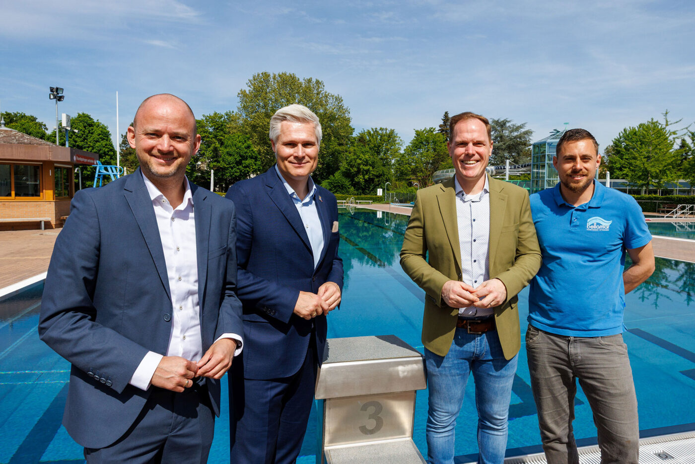Der Oftersheimer Bürgermeister Pascal Seidel, Schwetzingens Oberbürgermeister Matthias Steffan, Werkleiter Patrick Körner und Bäderleiter Christopher  Di Vita im bellamar Außenbereich